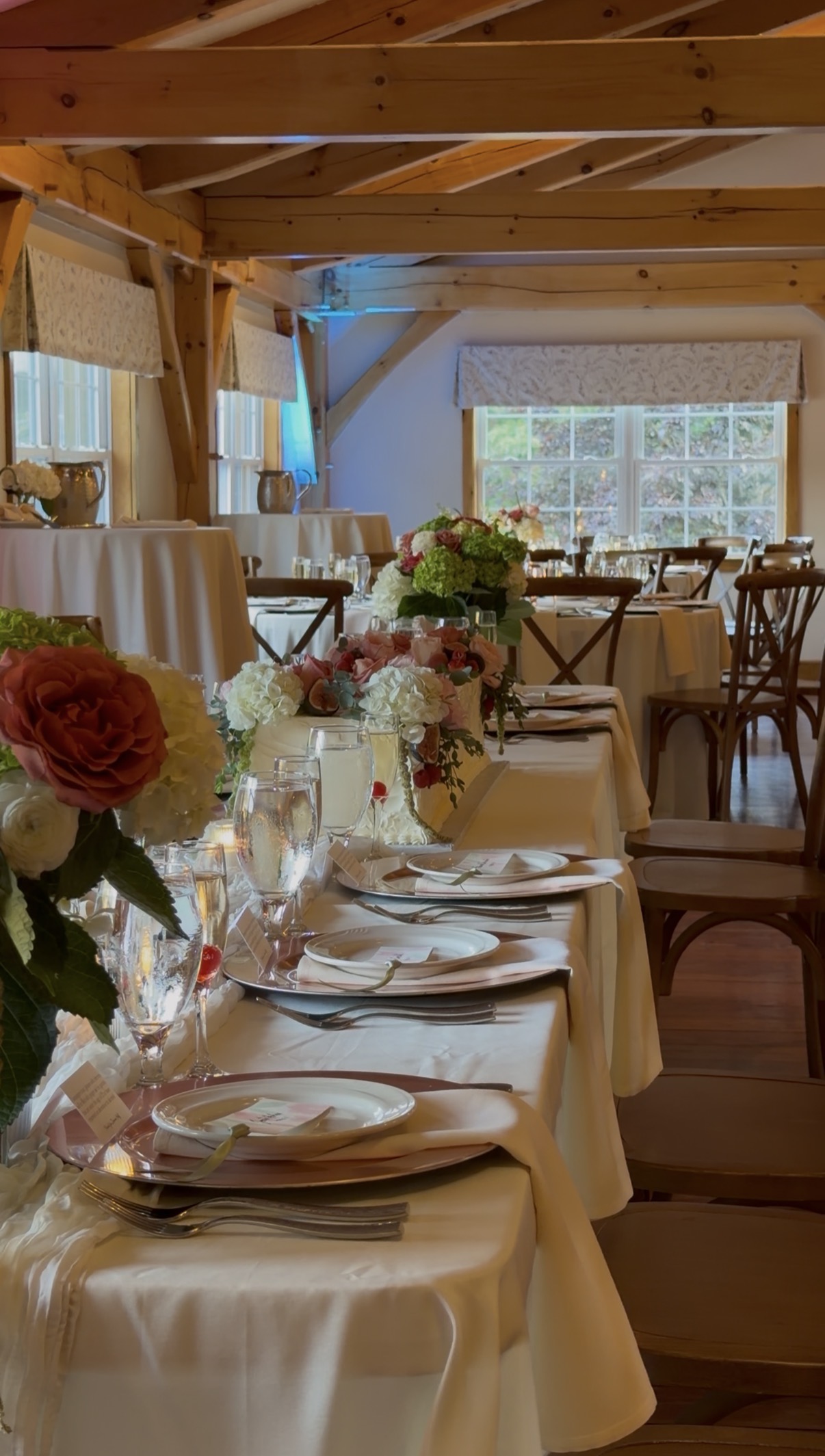 The head table set in rose gold and abundant blooms