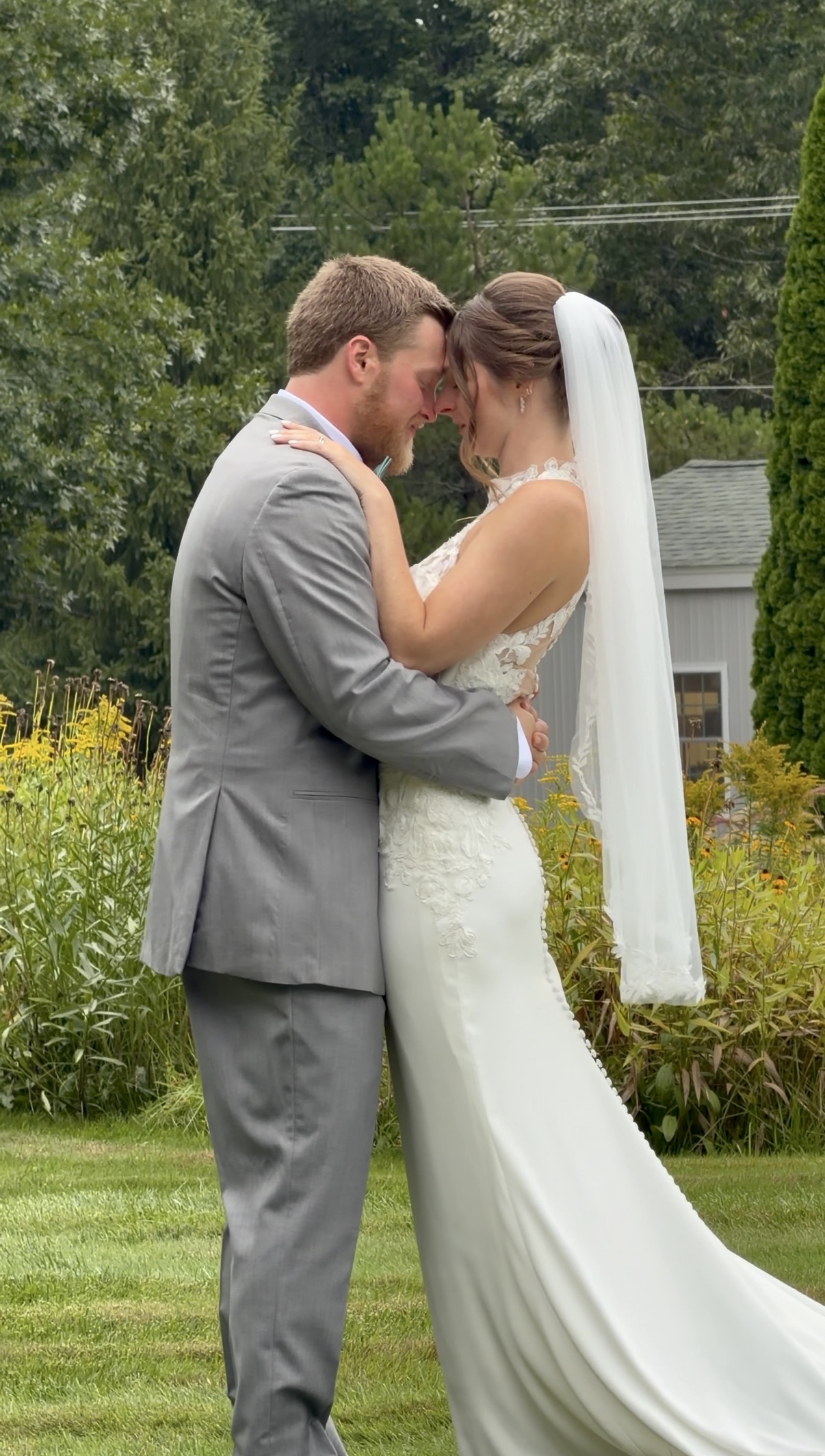 A quiet first look among the summer gardens | Photography: @solarephotos